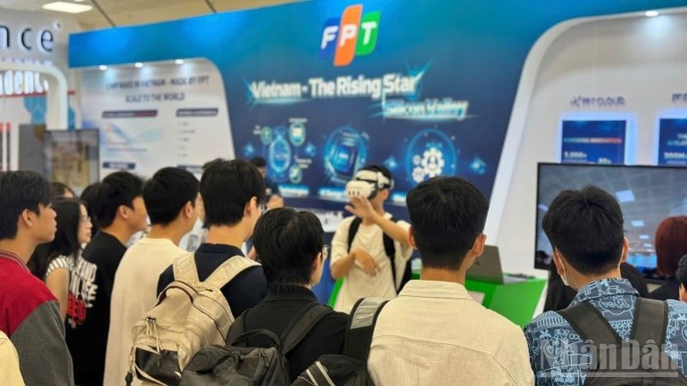 A large number of young people experience new technologies on the very first day of the event. A large number of young people experience new technologies on the very first day of the event.