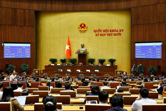 The National Assembly votes to pass the Law on Enforcement of Custody, Temporary Detention and Restrictions on Travel (Photo: VNA)