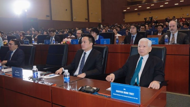 Former President Nguyen Minh Triet attends the announcement ceremony.