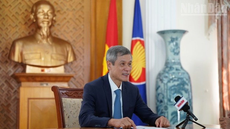 Vietnamese Ambassador to Cambodia Nguyen Minh Vu gives an interview to a correspondent of Nhan Dan Newspaper in Cambodia. (Photo: DINH TRUONG)