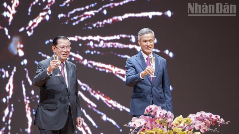 Vietnamese Ambassador to Cambodia Nguyen Minh Vu and President of the Cambodian Senate and President of the Cambodian People's Party Samdech Techo Hun Sen, raise a toast at the ceremony marking the 80th anniversary of Viet Nam’s National Day, held in Phnom Penh on August 21, 2025. (Photo: DINH TRUONG)