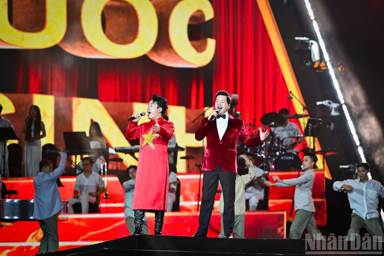 Meritorious Artist Dang Duong and singer Tung Duong are brimming with emotion in a medley of “Muoi chin thang Tam” (August 19), “Doan ve quoc quan” (The Union of the National Defence Army), and “Duong chung ta di” (The Road we go). 5.jpg