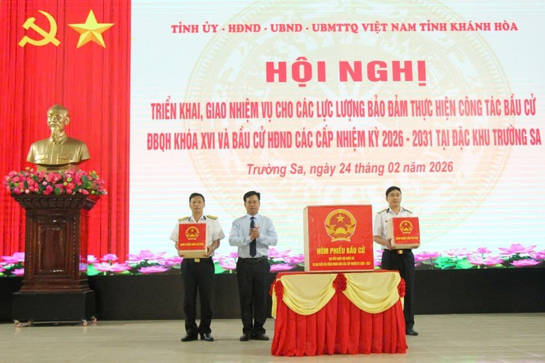 The chairman of the Truong Sa Special Zone People’s Committee hands over ballot boxes and election materials to the working delegation transporting them to the islands.