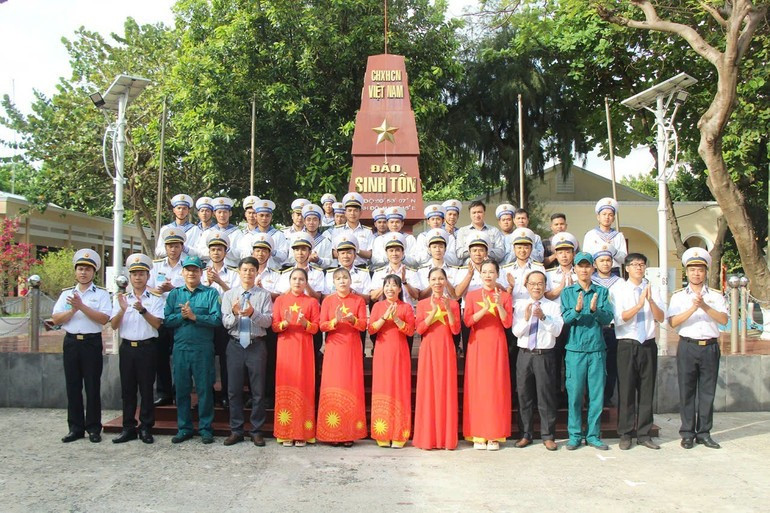 Voters on Sinh Ton Island extend their wishes for the election of deputies to the National Assembly and People’s Councils at all levels for the 2026–2031 term to be held successfully nationwide.