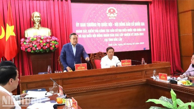 Politburo member Tran Sy Thanh, Head of the inspection and supervision delegation, delivers remarks at the meeting.