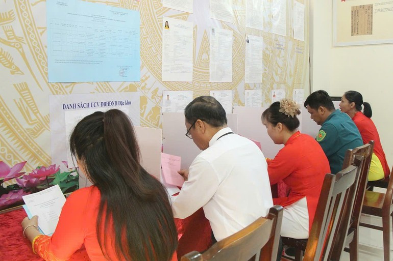 Voters receive their ballots to participate in the election.