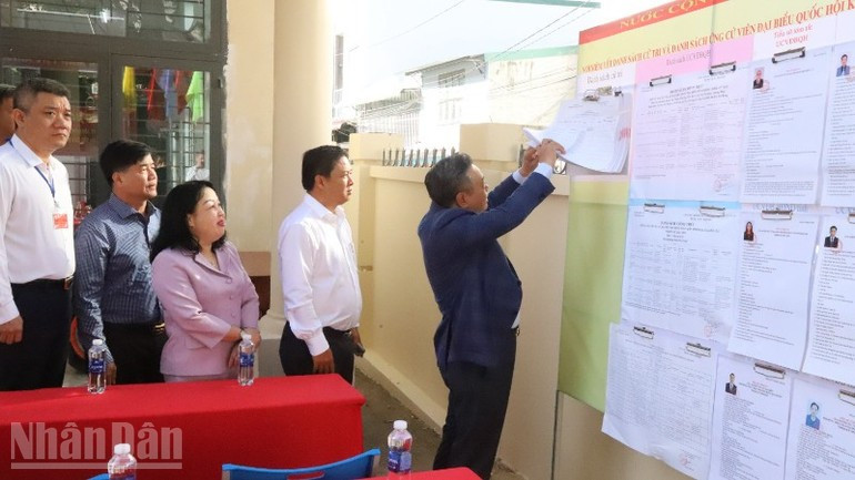 Politburo member Tran Sy Thanh also conducts a field inspection of the posting of voter lists at Polling Station No. 38 in Residential Group 5 Tu An, Buon Ma Thuot Ward.