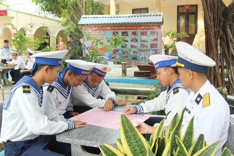 Officers and soldiers on the islands carefully study the candidates standing for election to the NA and People’s Council deputies.