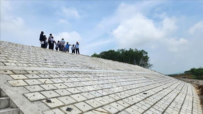 Embankment reinforcement against erosion along the right bank of the Buoi river, Thanh Hoa province. (Photo: VNA) Embankment reinforcement against erosion along the right bank of the Buoi river, Thanh Hoa province. (Photo: VNA)