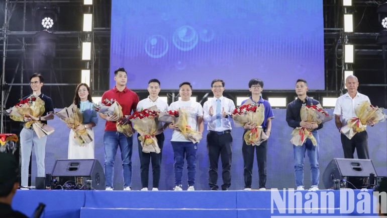 Representatives from Da Nang City Department of Culture, Sports and Tourism present flowers in appreciation of the businesses supporting and sponsoring the programme. (Photo: ANH DAO) Representatives from Da Nang City Department of Culture, Sports and Tourism present flowers in appreciation of the businesses supporting and sponsoring the programme. (Photo: ANH DAO)