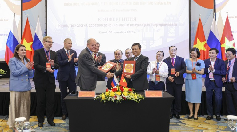 At the workshop “Science, Technology, and Healthcare: New Drivers for Viet Nam–Russia Cooperation,” the leaders of the Friendship Hospital and the Napalkov Oncology Centre signed a memorandum of understanding on cooperation. At the workshop “Science, Technology, and Healthcare: New Drivers for Viet Nam–Russia Cooperation,” the leaders of the Friendship Hospital and the Napalkov Oncology Centre signed a memorandum of understanding on cooperation.