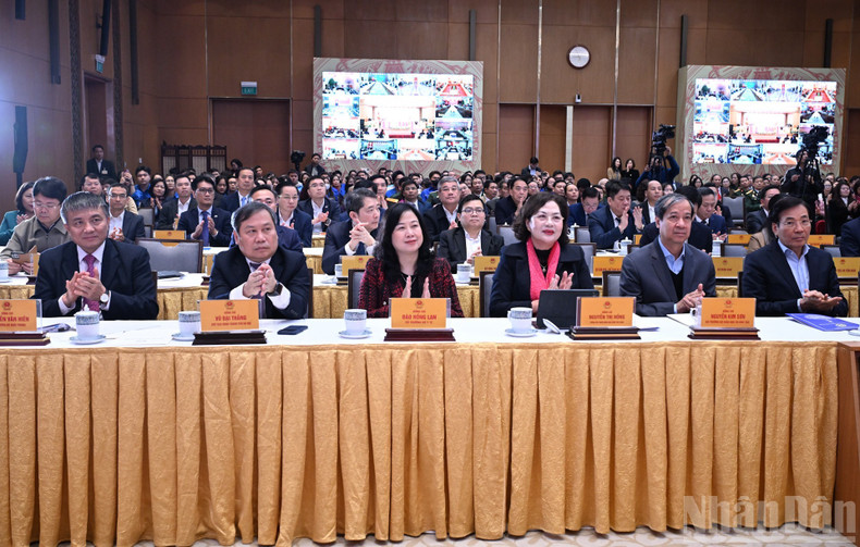 The delegates attend the launching ceremony.