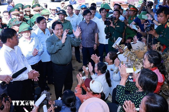 Prime Minister Pham Minh Chinh meets with locals in Gia Lai province (Photo: VNA)