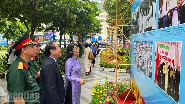 The delegates attend the exhibition. (Photo: MANH HAO) The delegates attend the exhibition. (Photo: MANH HAO)