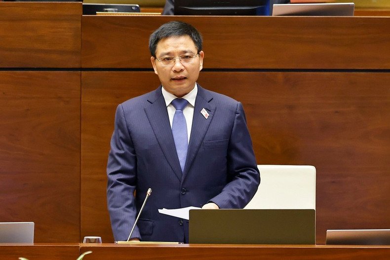 Minister of Finance Nguyen Van Thang takes the centre first at the Q&A session on June 19. (Photo: VNA) img-3348.jpg