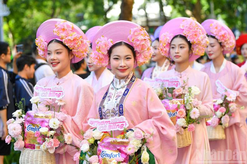 The parade concludes the vibrant series of events of the Ha Noi Tourism Ao Dai Festival.
