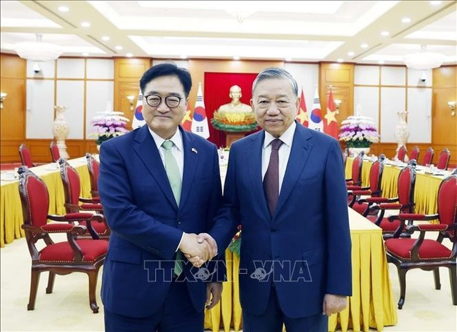 Party General Secretary To Lam (R) receives Speaker of the Republic of Korea&apos;s National Assembly Woo Won Shik in Hanoi on November 21. (Photo: VNA)