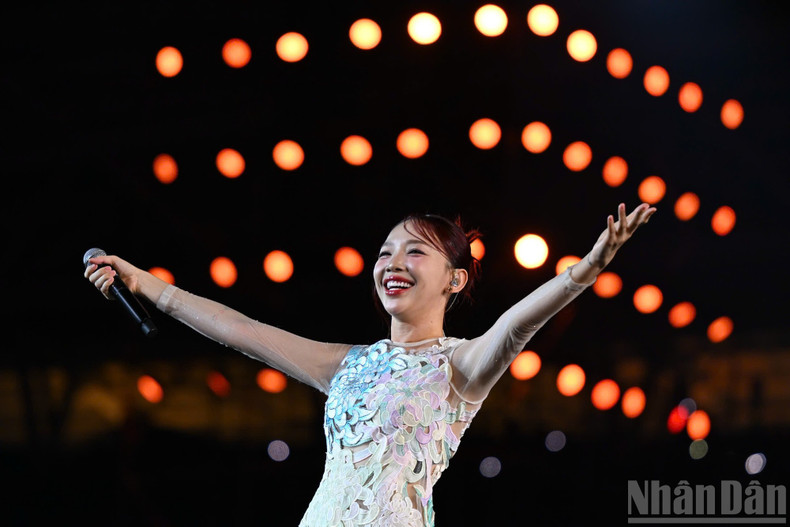 With the song “I am extraordinary”, singer Toc Tien leaves a lasting impression with her powerful vocals. 14.jpg