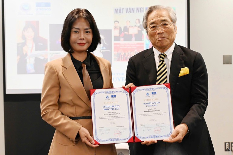 Nguyen Thi Thu Hoai receives the Certificate of Honour from Professor Yuji Suzuki, Director General of the National Federation of UNESCO Associations in Japan. Nguyen Thi Thu Hoai receives the Certificate of Honour from Professor Yuji Suzuki, Director General of the National Federation of UNESCO Associations in Japan.