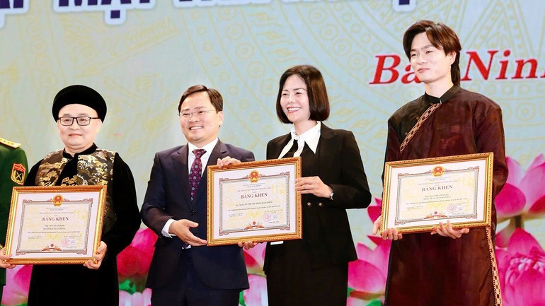 The production team of “Bac Bling” music video receives commendation from Bac Ninh Provincial authorities. The production team of “Bac Bling” music video receives commendation from Bac Ninh Provincial authorities.