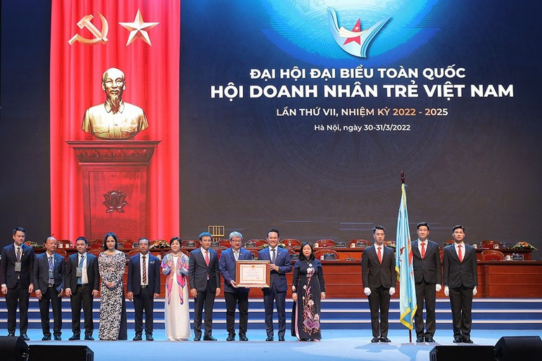 Party and State leaders present prestigious awards to the VYEA at its seventh National Congress.