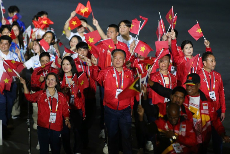 Members of the Vietnamese Sports Delegation attend the SEA Games 33 closing ceremony.