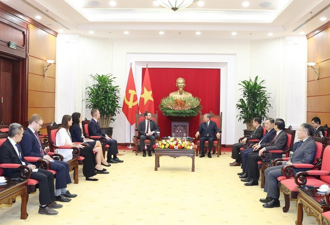 The meeting between Party General Secretary To Lam and British Ambassador to Viet Nam Iain Frew on October 17. (Photo: VNA) (Photo: VNA) The meeting between Party General Secretary To Lam and British Ambassador to Viet Nam Iain Frew on October 17. (Photo: VNA) (Photo: VNA)