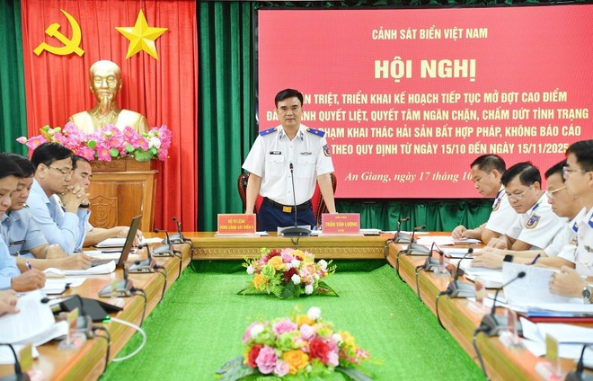 Major General Vu Trung Kien, Deputy Commander for Legal Affairs at the Viet Nam Coast Guard, chairs the conference. (Photo: VNA)