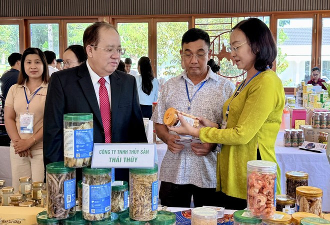 Delegates visit an exhibition showcasing outstanding products of Vietnamese enterprises on the sidelines of the conference. (Photo: VNA) Delegates visit an exhibition showcasing outstanding products of Vietnamese enterprises on the sidelines of the conference. (Photo: VNA)