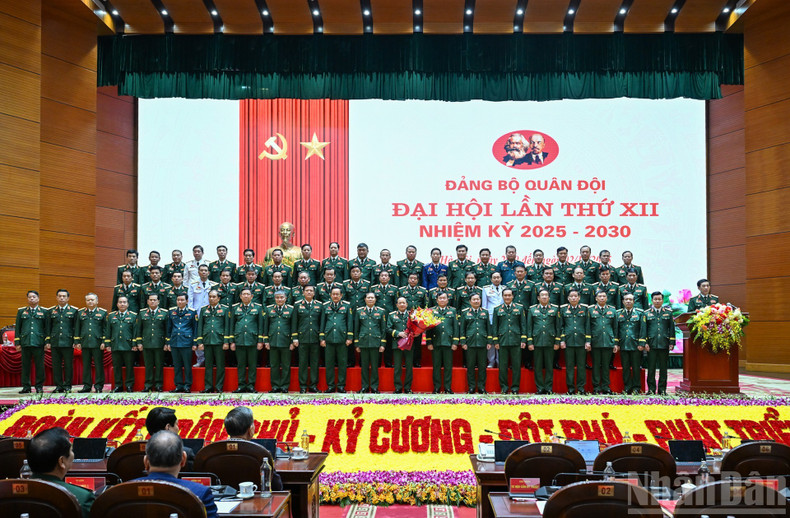 The delegation of representatives from the VPA's Party Committee to the 14th National Party Congress is introduced at the congress. military10.jpg