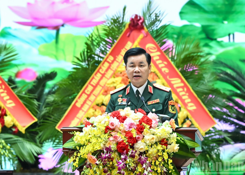 Lieutenant General Do Xuan Tung, Vice Chairman of the General Department of Politics of the VPA, presents a paper at the Congress. military9.jpg