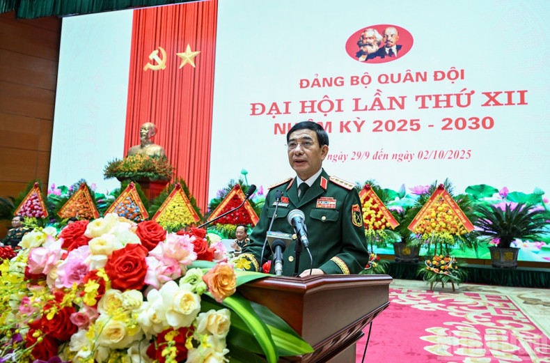 General Phan Van Giang, Minister of National Defence, delivers a speech at the congress. military11.jpg