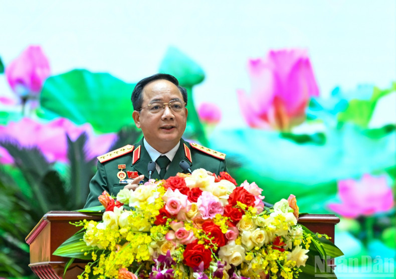 General Trinh Van Quyet, Chairman of the General Department of Politics of the VPA, presides over the discussion session. military8.jpg