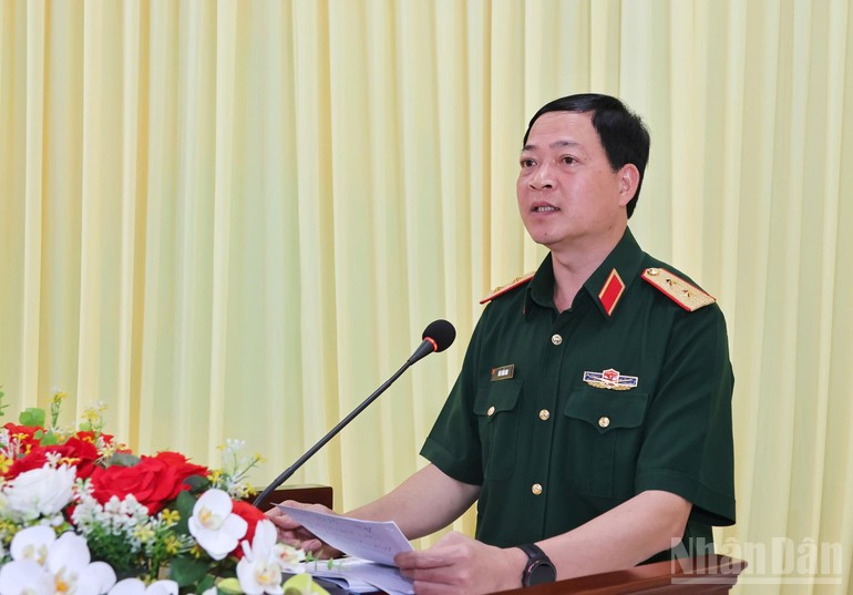 Lieutenant General Dao Tuan Anh, Commander of Army Corps 34, speaks at the working session. Lieutenant General Dao Tuan Anh, Commander of Army Corps 34, speaks at the working session.