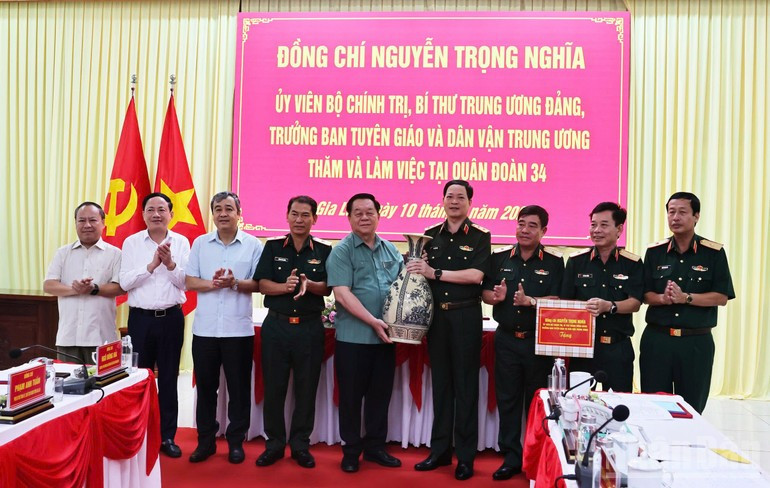 Politburo member Nguyen Trong Nghia presents gifts to the Army Corps 34 Command. Politburo member Nguyen Trong Nghia presents gifts to the Army Corps 34 Command.