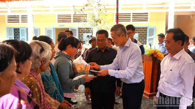 Ambassador Nguyen Minh Vu and delegates present gifts to local residents attending the event. (Photo: HUY VU) Ambassador Nguyen Minh Vu and delegates present gifts to local residents attending the event. (Photo: HUY VU)