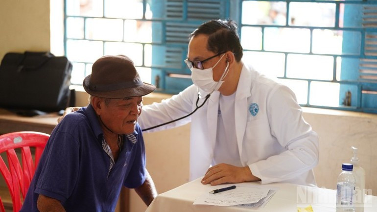 Local residents receive attentive care and consultation from the doctors. (Photo: DINH TRUONG) Local residents receive attentive care and consultation from the doctors. (Photo: DINH TRUONG)