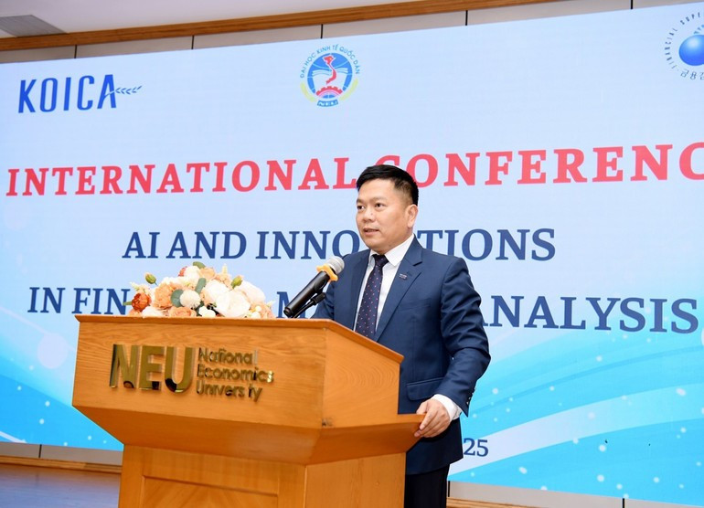 Professor Dr Nguyen Thanh Hieu delivers the opening address.