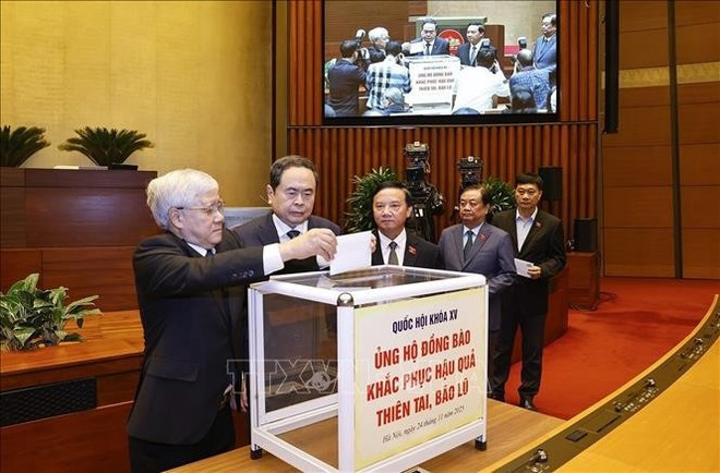 National Assembly Chairman Tran Thanh Man, along with NA leaders and deputies, donate to support people in areas devastated by natural disasters and floods. (Photo: VNA)