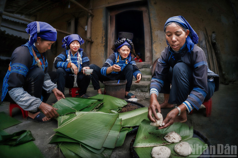 The round glutinous rice cake is a traditional offering symbolising abundance and warmth. The round glutinous rice cake is a traditional offering symbolising abundance and warmth.