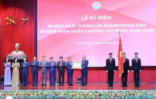 Party General Secretary To Lam presents a first-class Labour Order to the diplomatic sector. (Photo: VNA) Party General Secretary To Lam presents a first-class Labour Order to the diplomatic sector. (Photo: VNA)