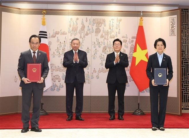Party General Secretary To Lam and President of the Republic of Korea Lee Jae Myung witness the exchange of the agreement amending the existing MoU on educational cooperation between the Vietnamese Ministry of Education and Training, and the RoK Ministry of Education. (Photo: VNA) Party General Secretary To Lam and President of the Republic of Korea Lee Jae Myung witness the exchange of the agreement amending the existing MoU on educational cooperation between the Vietnamese Ministry of Education and Training, and the RoK Ministry of Education. (Photo: VNA)