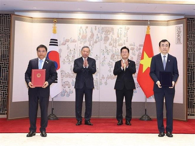 Party General Secretary To Lam and President of the Republic of Korea Lee Jae Myung witness the exchange of the MoU on collaboration between the State Securities Commission of Viet Nam, and the Korean Financial Supervisory Service. (Photo: VNA) Party General Secretary To Lam and President of the Republic of Korea Lee Jae Myung witness the exchange of the MoU on collaboration between the State Securities Commission of Viet Nam, and the Korean Financial Supervisory Service. (Photo: VNA)