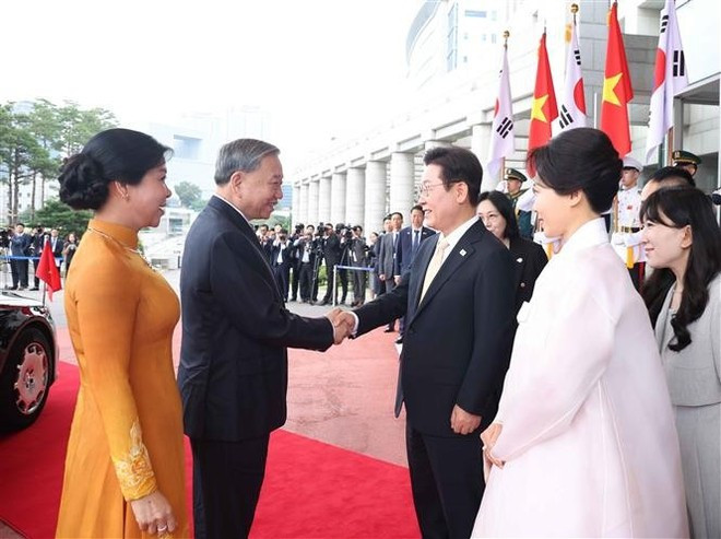 Korean President Lee Jae Myung and his spouse welcome Party General Secretary To Lam and his spouse. (Photo: VNA) Korean President Lee Jae Myung and his spouse welcome Party General Secretary To Lam and his spouse. (Photo: VNA)