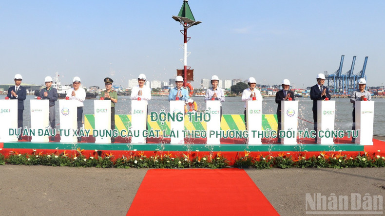 Deputy Prime Minister Mai Van Chinh, Secretary of the Dong Nai Provincial Party Committee Vu Hong Van, and other delegates performed the groundbreaking ceremony for the Cat Lai Bridge project.