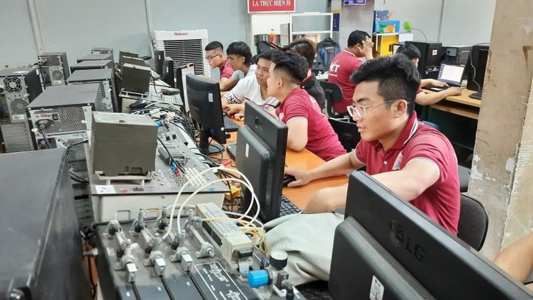 Electronics training at Ho Chi Minh City Vocational College No. II. Electronics training at Ho Chi Minh City Vocational College No. II.