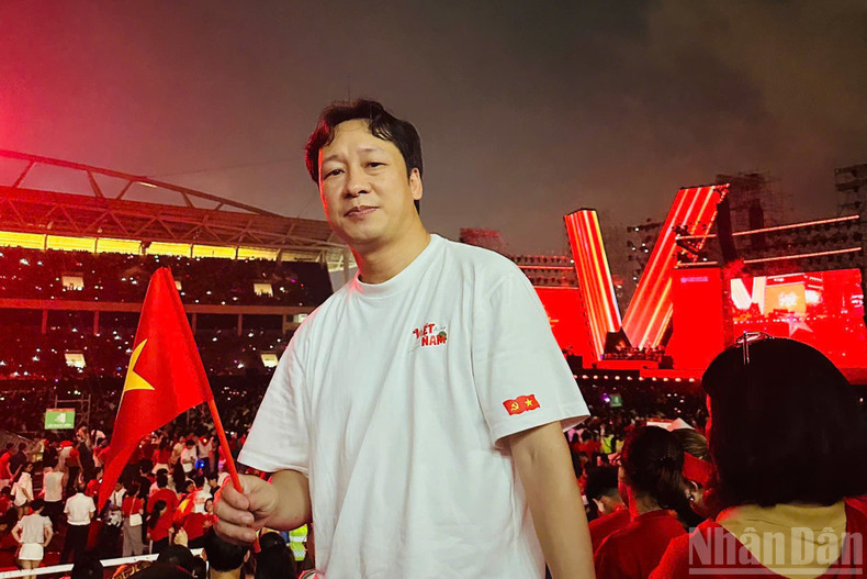 Audience Cao Ba Thu poses for a photo with the 26-metre-high ‘V’ stage backdrop. Audience Cao Ba Thu poses for a photo with the 26-metre-high ‘V’ stage backdrop.