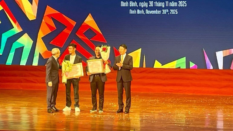 The two excellent productions are honoured at the closing ceremony.