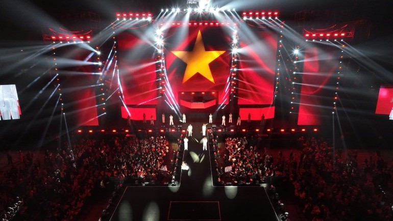 The image of 1,000 red conical hats lighting up the stage together with singer My Tam during her performance of “Noi vong taylon” (Joining Hands in Unity) creates an emotional and heroic moment, leaving a deep impression on audiences.