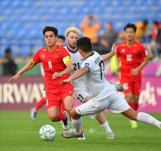 Captain Khuat Van Khang (No. 11) vies with Kyrgyz players for the ball. (Photo: Published by VNA)